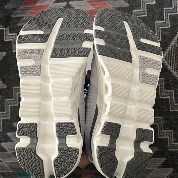 On Running- Women’s Cloudrunner 2- Frost/White size 6 - Picture 3 of 4